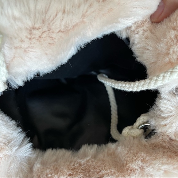 Fluffy beige crossbody bag - Picture 3 of 3